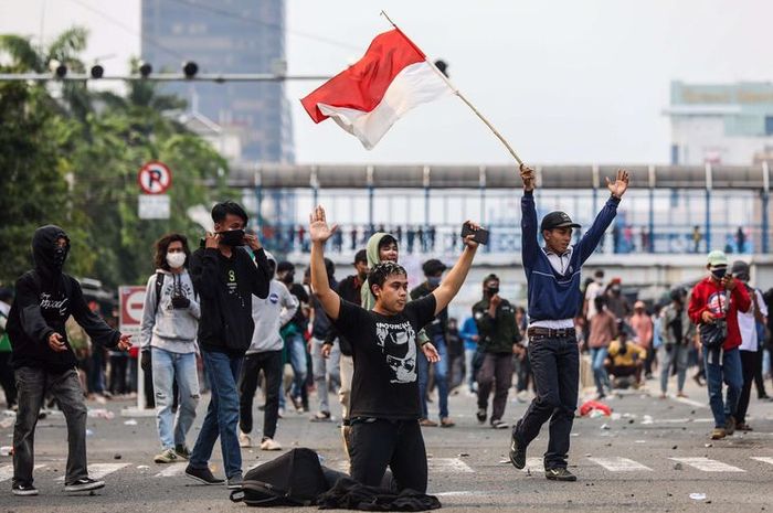 Suasana bentrok antara Pelajar dan Polisi di Kawasan Harmoni, Jakarta Pusat, Kamis (8/10/2020)