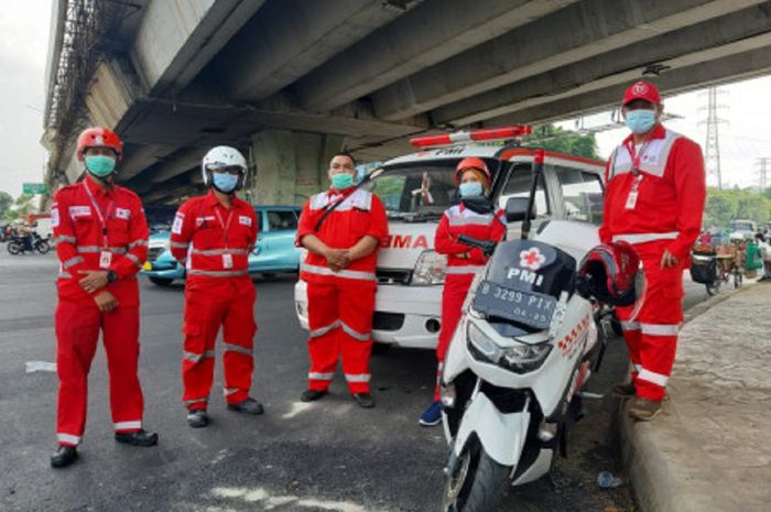 Motor ambulans lebih lincah membelah kerumunan demo