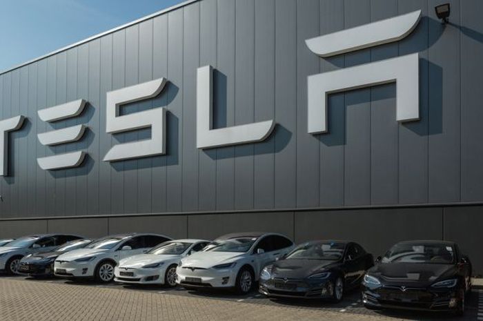 Saham Tesla terus meroket dan menjadikannya sebagai automaker paling berharga di 2020
