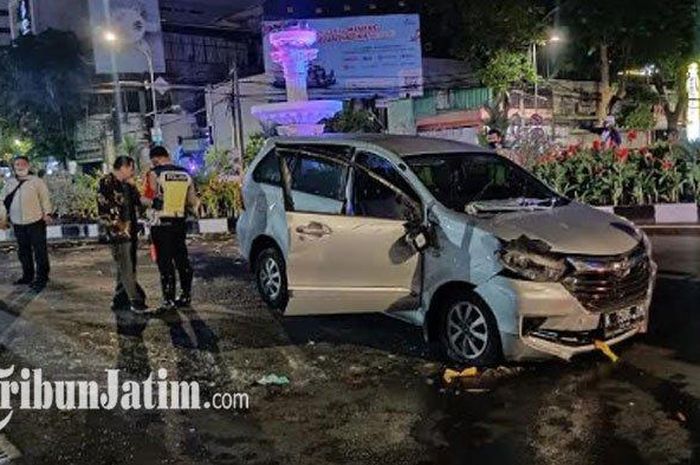 Kondisi mobil usai mengalami kecelakaan tunggal di Jalan Pemuda Surabaya, Selasa (20/10/2020) dini hari. 