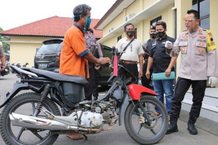 Kapolres Kebumen AKBP Rudy Cahya Kurniawan memintai keterangan DA, tersangka pencurian sepeda motor di Desa Bumirejo, Kecamatan Puring, di Mapolres Kebumen, Rabu (21/10/2020). 