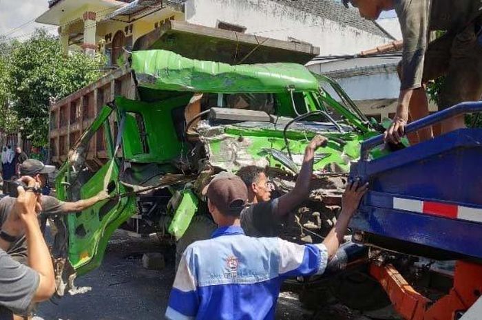 Dump truk terburai hingga kabin tak berbentuk usai hantam truk lain dan Yamaha Jupiter Z di Tuban