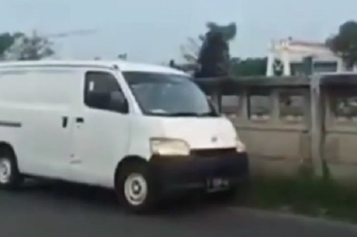 Viral video pengendara Daihatsu Gran Max blind van bernopol B 9338 FCC yang buang sampah sembarangan di Bekasi.