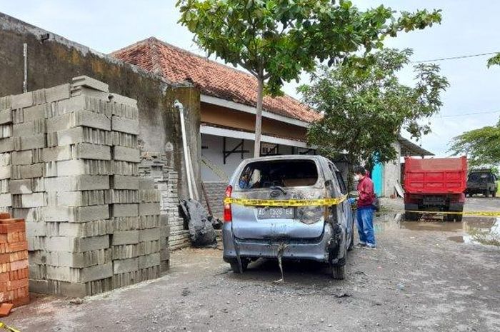 Daihatsu Xenia jangus terbakar, jasad wanita telentang bikin geger