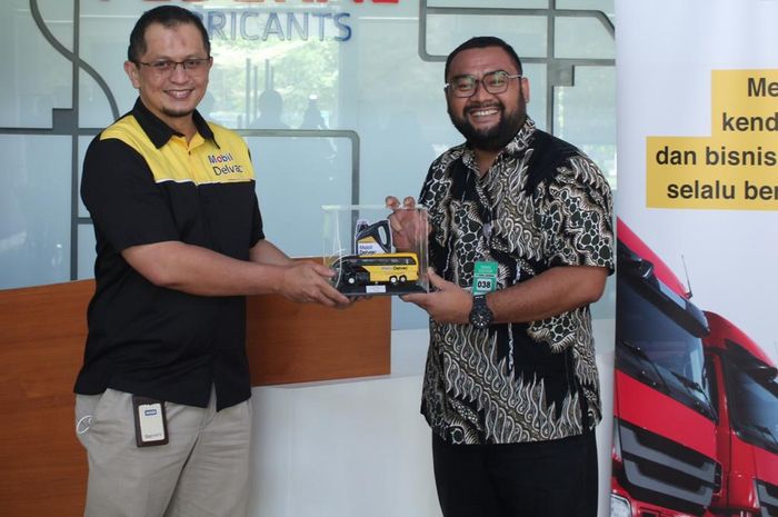 Mobil Lubricants dan IPOMI berbagi safety kit cegah penyebaran Covid-19 untuk angkutan umum bus