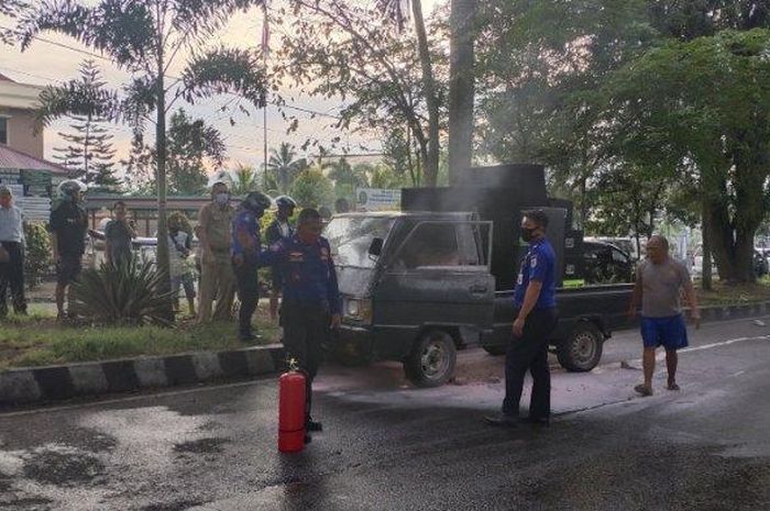 Mitsubishi L300 mendadak terbakar di jalan Paloko-Kinalang, Kotabangon, Kotamobagu Timur, Kotamobagu, Sulawesi Utara