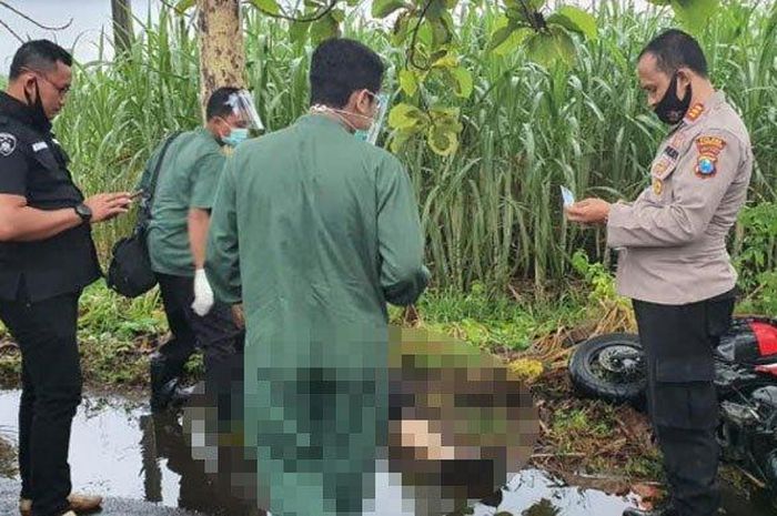 Polisi dan petugas medis di Jalan Desa Bangoan, Kecamatan Kedungwaru, lokasi meniggalnya bocah 20 tahun akibat pohon tumbang, Rabu (21/10/2020).  