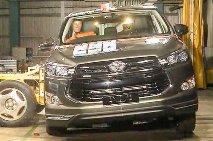 Tangkap layar video uji tabrak Toyota Innova Reborn.