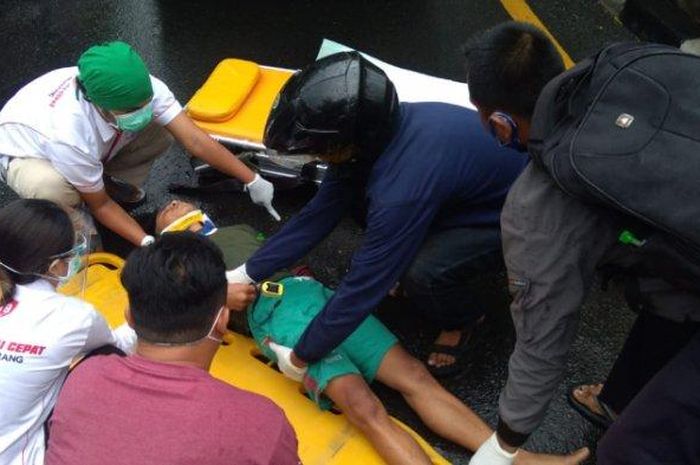 Polisi dan relawan menolong pemotor yang terjatuh usai menabrak pejalan kaki di Siliwangi, Kota Semarang, Rabu (21/10/2020) pagi.  