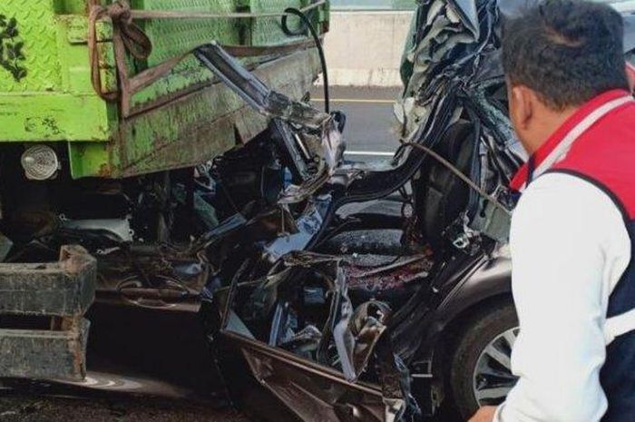 Honda Jazz atap terkelupas hingga jok penumpang, akibatnya 4 orang tewas