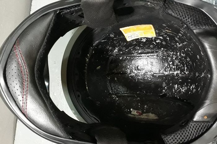 Lapisan EPS (Expanded Polystyrene/Styrofoam) di bagian dalam helm