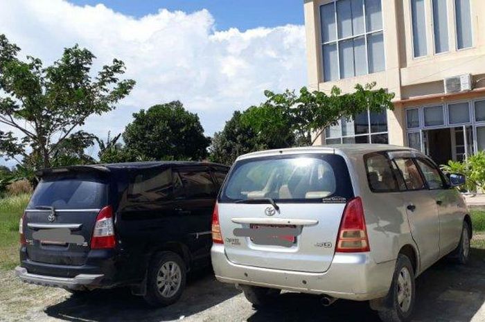 Dua unit Toyota Kijang Innova dinas yang telah diamankan Badan Keuangan Kabupaten Penajam Paser Utara dari pihak ketiga