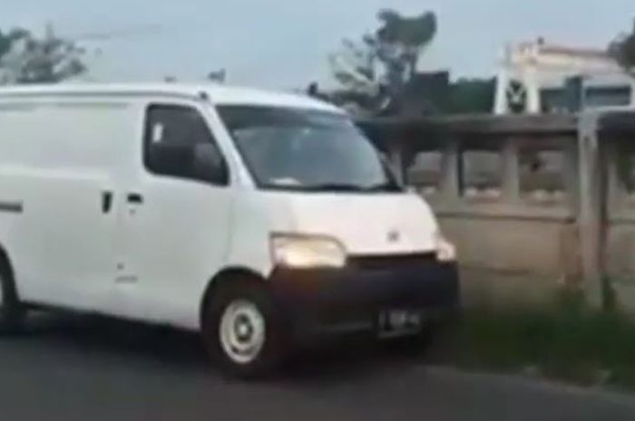 Daihatsu Gran Max blind van bernopol B 9338 FCC diburu polisi usai mampir di Kalimalang Bekasi buang beberapa bungkusan besar