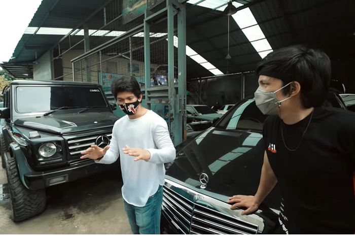 Iko Uwais (baju putih) saat menjelaskan mobil Mercedes-Benz koleksinya ke youtuber Atta Halilintar