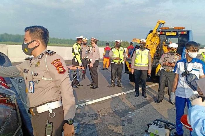 suasana di lokasi kejadian kecelakaan di tol ruas Kayuagung-Palembang yang menewaskan empat orang Rabu (21/10/2020) pagi pukul 04. 30 WIB(HAND OUT) 