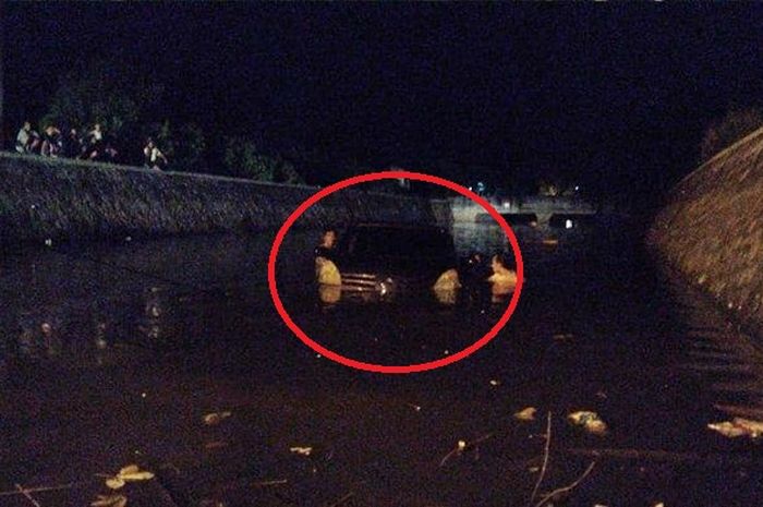 Nissan Grand Livina tenggelam di Underpass Lahat yang ternyata sudah lama terbengkalai, minim rambu jalan
