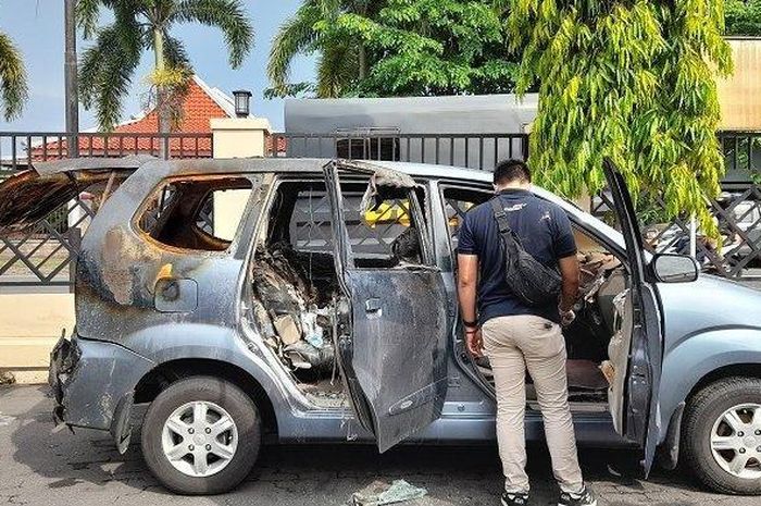 Mobil Daihatsu Xenia AD-1526-EA milik YL dibakar pelaku di Desa Sugihan. Kecamatan Bendosari, Kabupaten Sukoharjo, Rabu (21/10/2020). 
