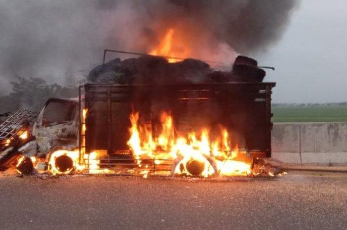 Truk dan pikap terbakar setelah terlibat kecelakaan