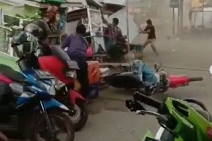 bebrapa motor ambruk karena angin puting beliung di Bekasi