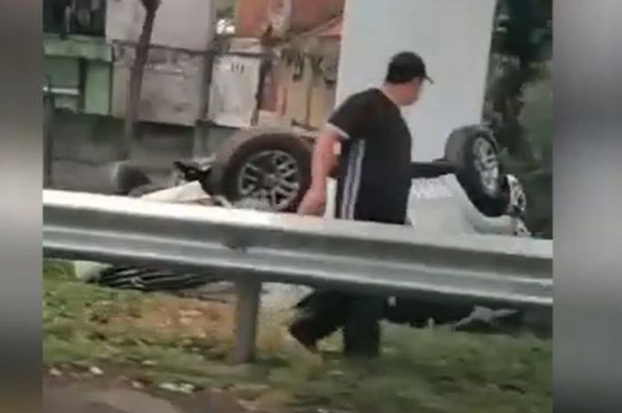 Toyota Fortuner terbalik di ruas tol Pasteur