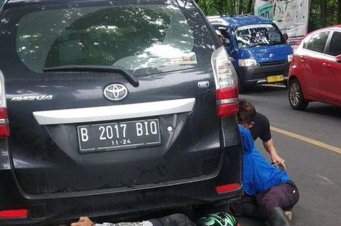 Toyota Avanza yang di bawah kolong ada ular yang melilit velg
