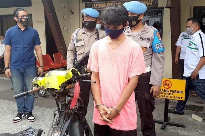 Pelaku NF ditangkap jajaran Polsek Tanjung Priok setelah beraksi di kawasan Danau Sunter, Tanjung Priok, Jakarta Utara, Minggu (25/10/2020). 