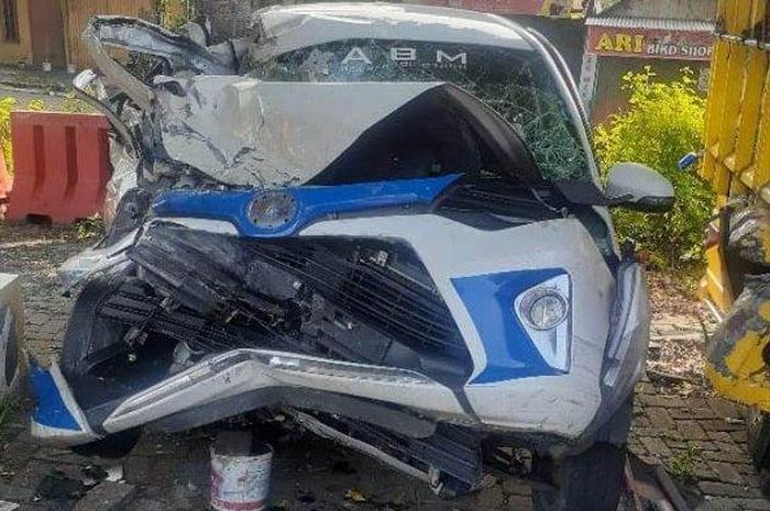 Toyota Calya remuk wajah setelah beradu lawan truk