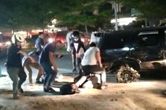 Detik-detik penangkapan oknum perwira polisi dan seorang rekan sesama kurir sabu di Jalan Soekarno Hatta, Kota Pekanbaru, Riau, Jumat (23/10/2020) malam sekitar pukul 19.00 WIB.