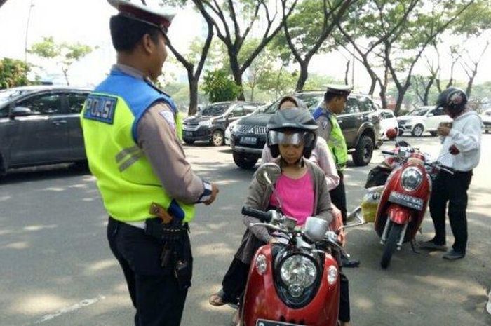 Berbagai upaya dan usaha dilakukan oleh pengendara yang terjaring Operasi Zebra Jaya 2019 di Jalan Boulevard BSD, Serpong, Tangerang Selatan, Selasa (5/11/2019). 