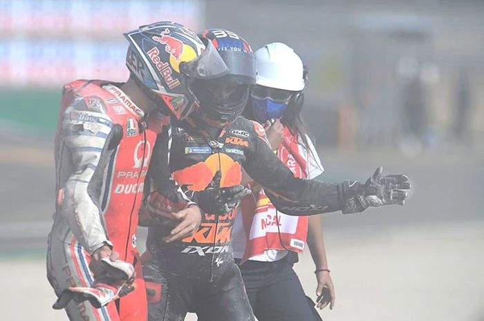 Jack Miller (Pramac Racing) crash bersama Brad Binder (Red Bull KTM) di MotoGP Teruel 2020.