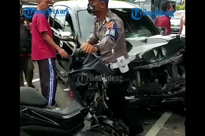 Kondisi Yamaha NMAX dan Toyota Avanza yang ringsek setelah terlibat tabrakan