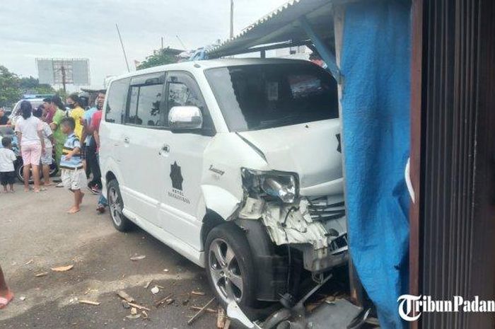 Suzuki APV yang terjang bentor, pedagang minyak eceran, pikap serta toko baju di Jl Samudera, kota Padang, Sumatera Barat