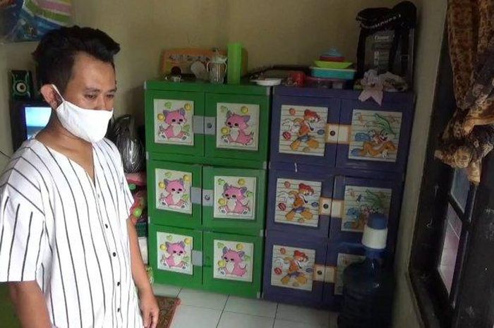 Prasetyo saat menunjukkan lokasi motor Satria FU miliknya terparkir dalam kontrakan di Ciracas, Jakarta Timur, Senin (26/10/2020).  