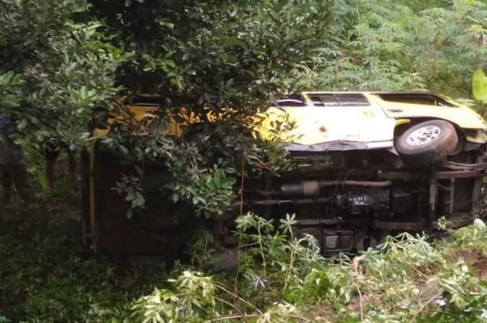 Isuzu Elf terjun jurang sedalam 10 meter di tanjakan Alin Ayin, Ciamis, Jawa Barat