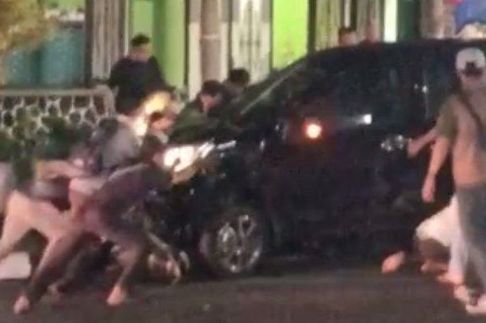 Cuplikan video viral yang memperlihatkan warga menolong korban kecelakaan di Jl Raya Punten, Kecamatan Bumiaji, Kota Batu, Senin (27/10/2020) malam.  