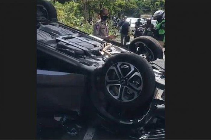 Honda HR-V jungkir balik usai hantam pohon dan terpental terjang Honda Scoopy di Denpasar, Bali