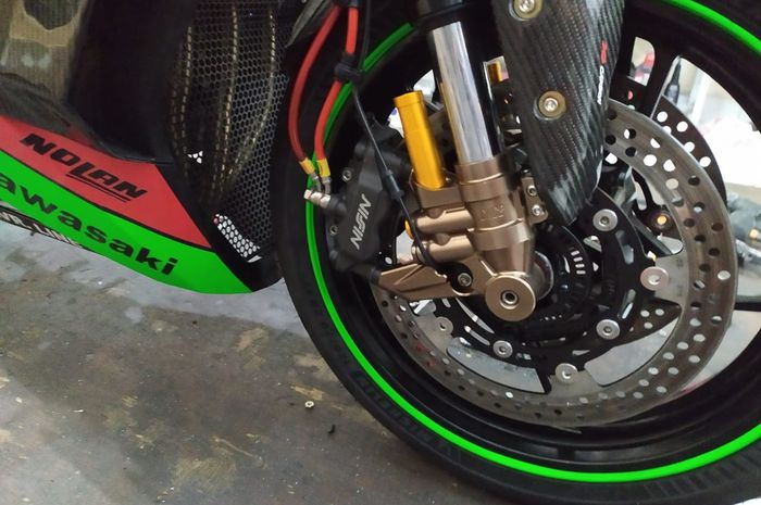 Modifikasi double cakram di pelek ori Ninja ZX-25R, makin sporty!