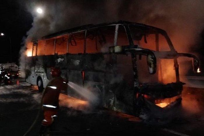 Bus penumpang Sinar Jaya di Jalan Tol Jagorawi KM 15, Kelurahan Cibubur, Kecamatan Ciracas, Jakarta Timur, Selasa (27/10/2020) dini hari hangus terbakar. 