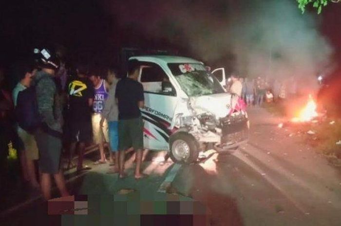 Daihatsu Gran Max terkoyak usai diterjang motor matik hingga terbakar di  Soppeng, Sulawesi Selatan