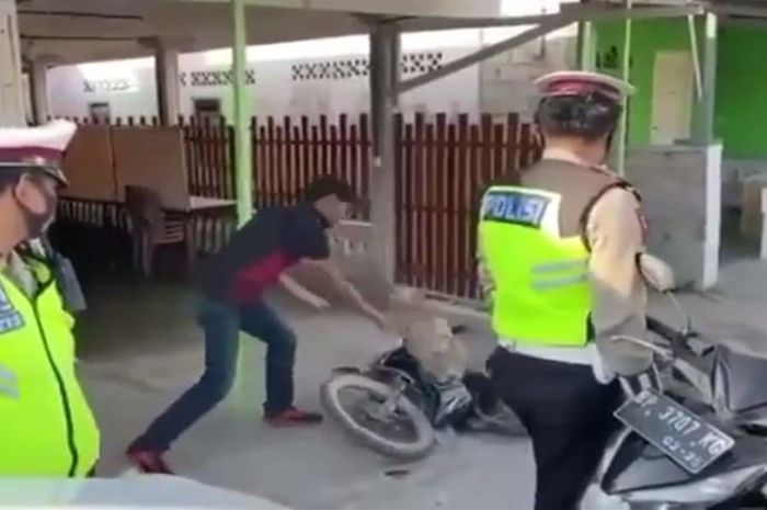 seorang pria nekat menghancurkan motornya pakai batako karena enggak terima kena tilang
