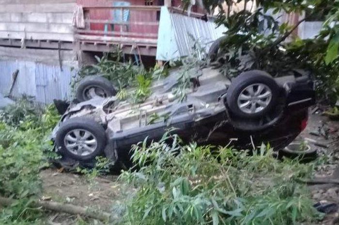 Honda CR-V terbalik saat banting setir hindar motor menyalip dari lawan arah di Sajoanging, Wajo, Sulawesi Selatan