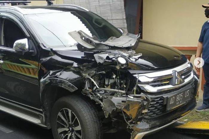 Mitsubishi Pajero Sport yang bolong pada fender depan kanan usai digebrak Toyota Avanza Veloz di Gumpang, Kartasura, Sukoharjo, Jawa Tengah