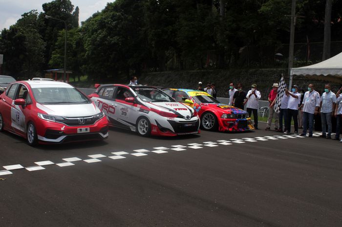 Tiga mobil balap merasakan sensasi pertama menjajal aspal baru sirkuit Sentul.  Alvin Bahar, Haridarma Manoppo, dan Sunny T.S. 