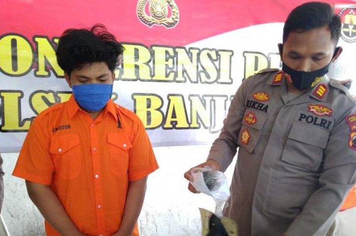 Greghorius Bahri Dharma Effendi (19) diamankan kepolisian seusai membegal sebuah taksi online di kawasan Kecamatan Banjarsari, Kota Solo, Rabu (28/10/2020). 