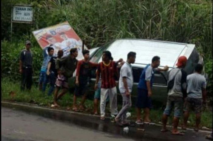 Toyota Kijang Innova nyaris terguling usai terjang pembatas di jalan raya Cisolok-Palabuhan Ratu, Sukabumi, Jawa Barat