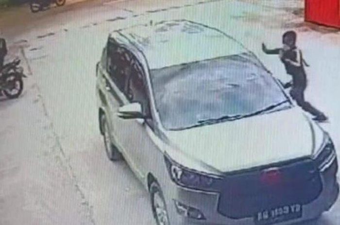 Rekaman CCTV Toyota Kijang Innova milik anak DPRD dibobol maling modus pecah kaca di OKU Timur, Sumsel