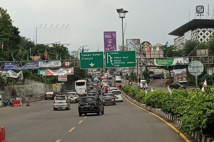 Kondisi lalu lintas di kawasan Puncak Bogor pada hari pertama libur panjang, Rabu (28/10/2020).