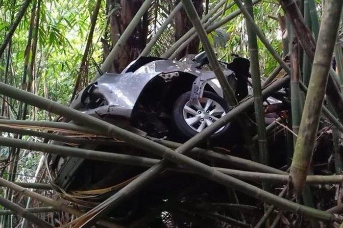 Nissan Grand Livina terjun jurang hingga tertancap di koloni pohon bambu kawasan Maribaya, Lembang, Kabupaten Bandung Barat, Jawa Barat