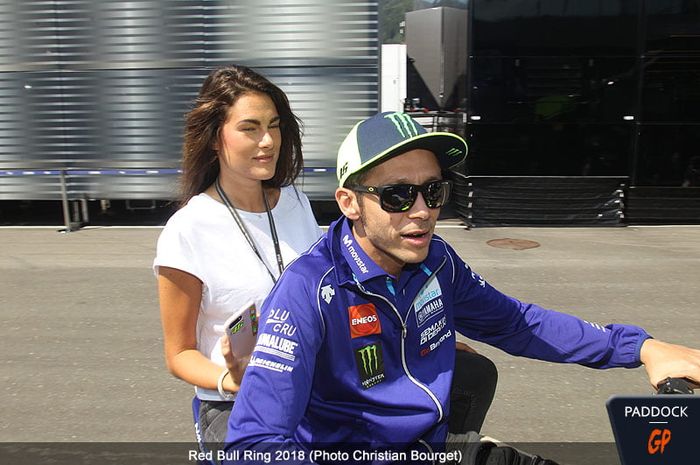 Valentino Rossi bersama Francesca Sofia Novello