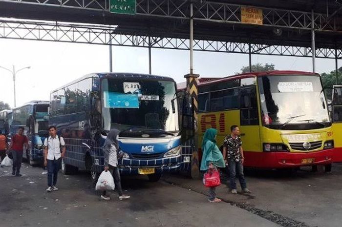 Penumpang bus di terminal Baranangsiang, Bogor